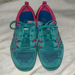 Gently used Nike focus flyknit sneakers